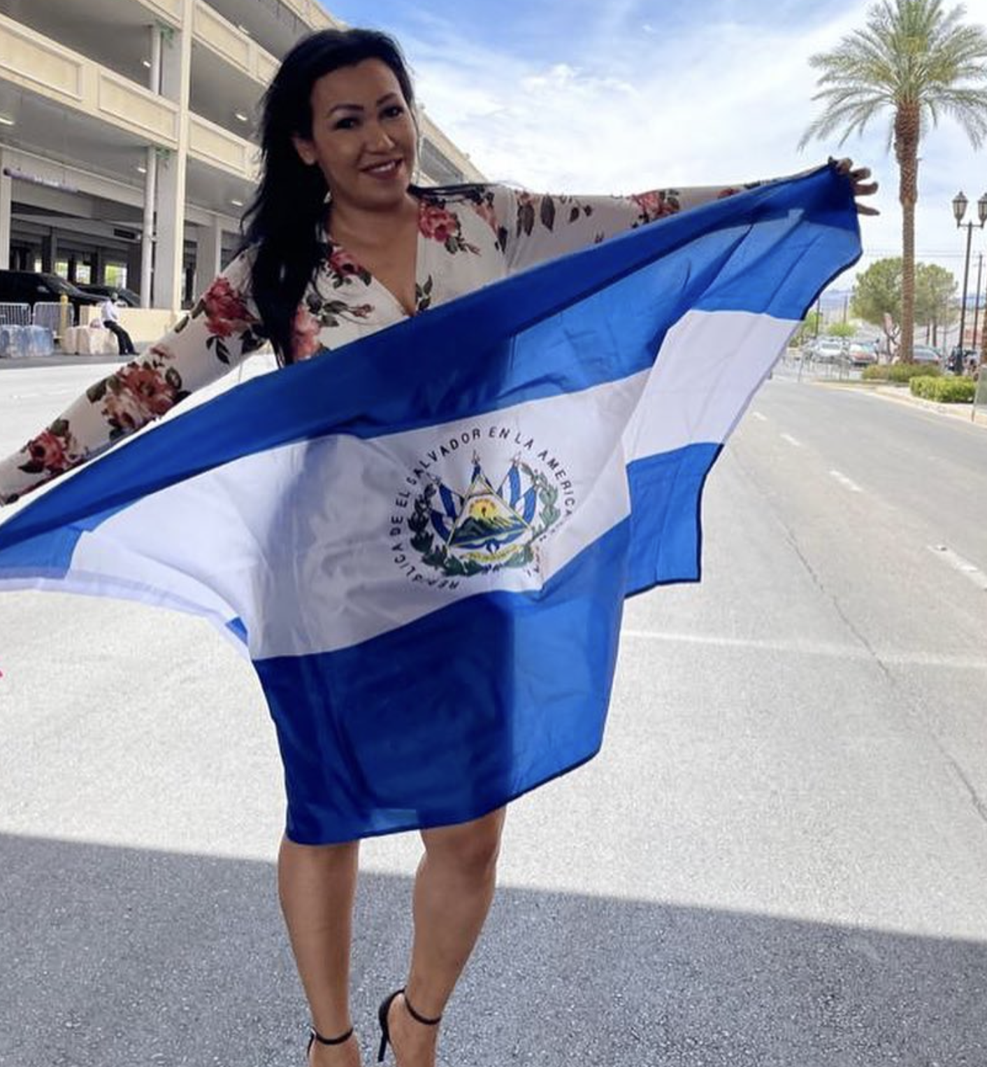 Karla Rivera con la bandera de El Salvador en Las Vegas